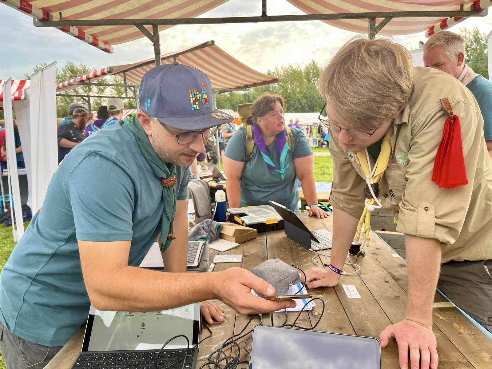 Twee leiders kijken samen naar ScoutBadger op een telefoon